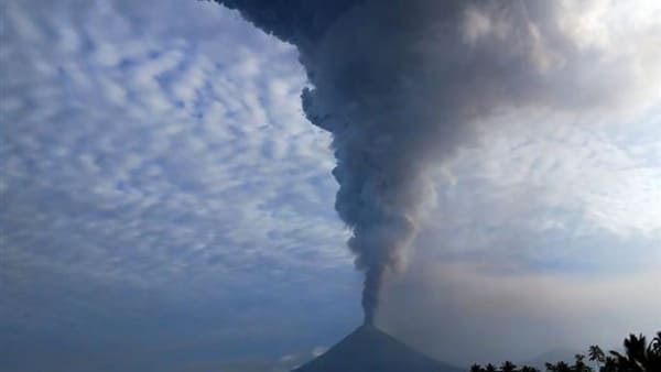Indonesien: Vulkanudbrud slynger aske højt op